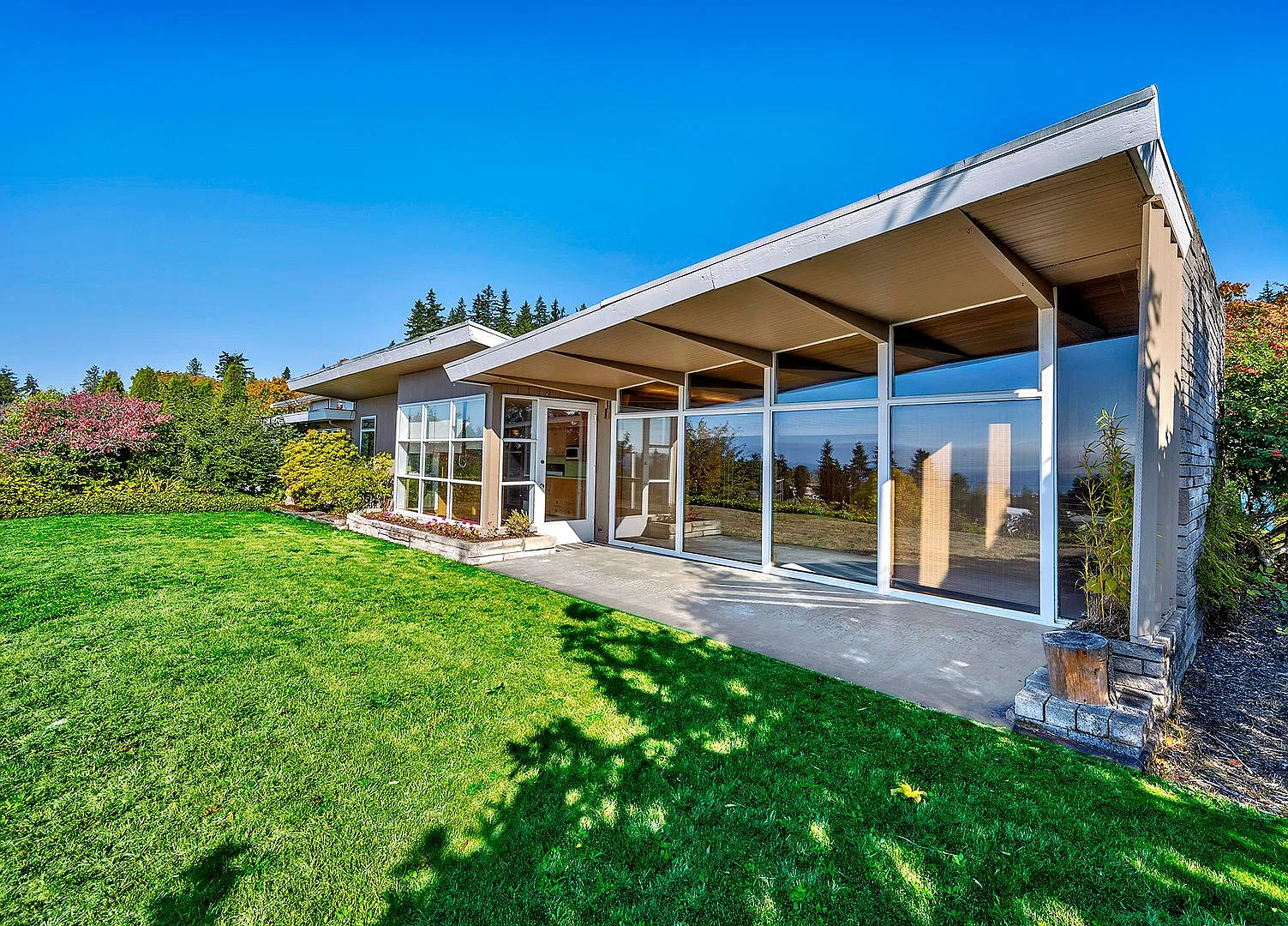 Edmonds Bowl Three Bedroom — Photo 1
