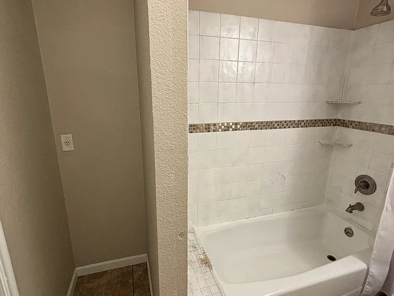 413 E Ellis Dr — Photo 24