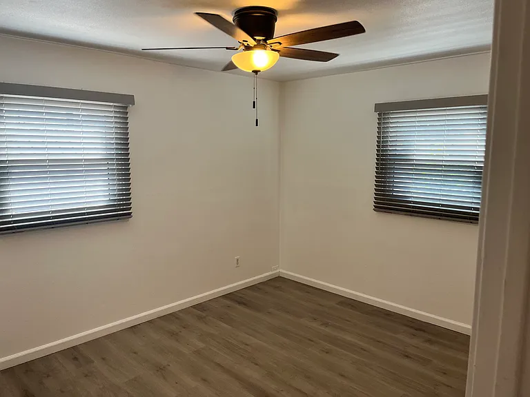 904 Laguayra Dr NE — Photo 15