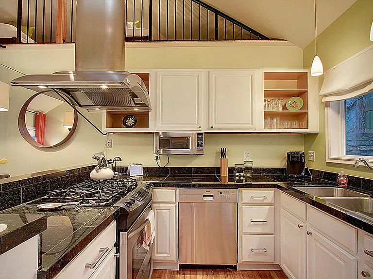 421 10th Ave E #C — Photo 6