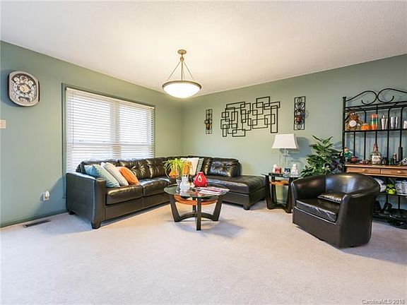 4th image of 607 Edgewater Dr