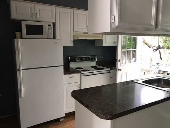 4th image of 38440 Meadowdale St