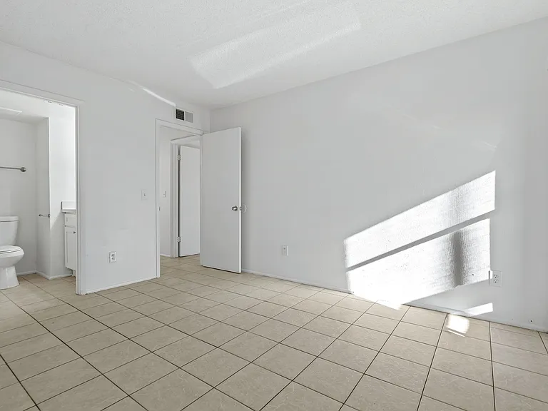 25-web-or-mls-2688 N 43rd Ave 29D--22_10012025