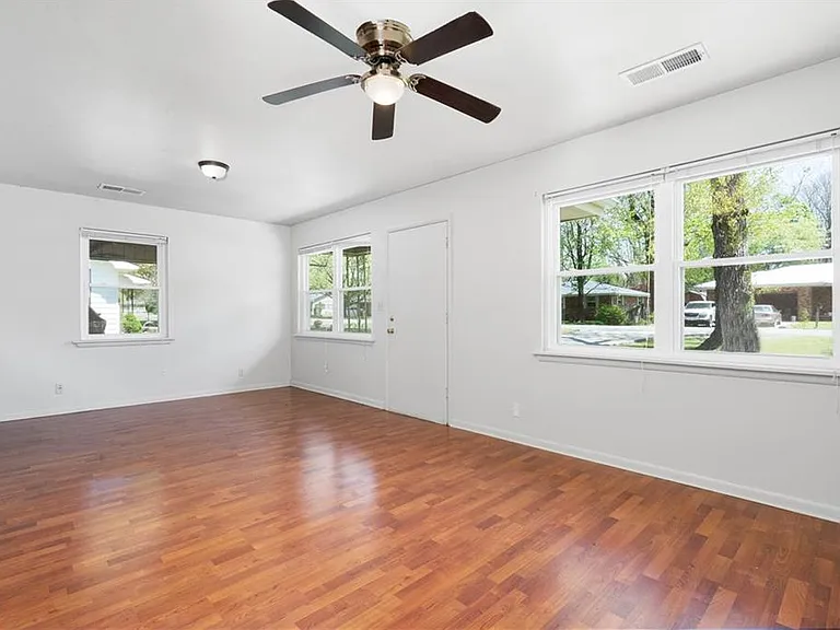 1551 N Stephens Ave — Photo 5
