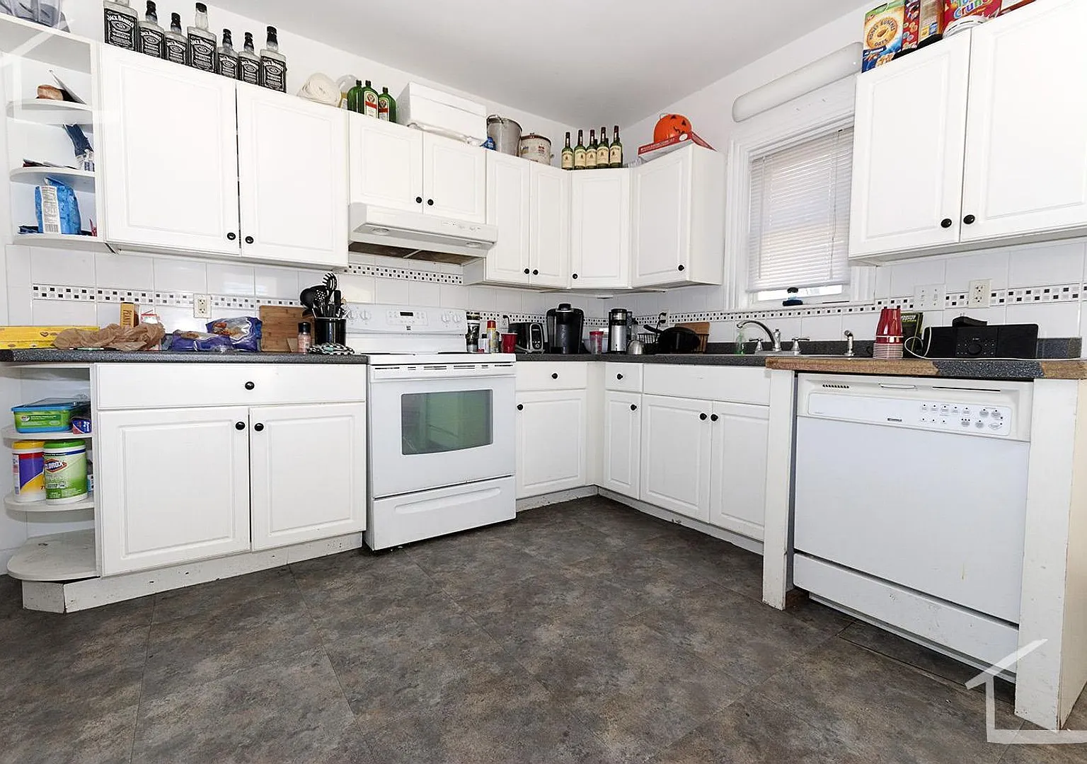 hige 4 bed split in allston — Photo 2