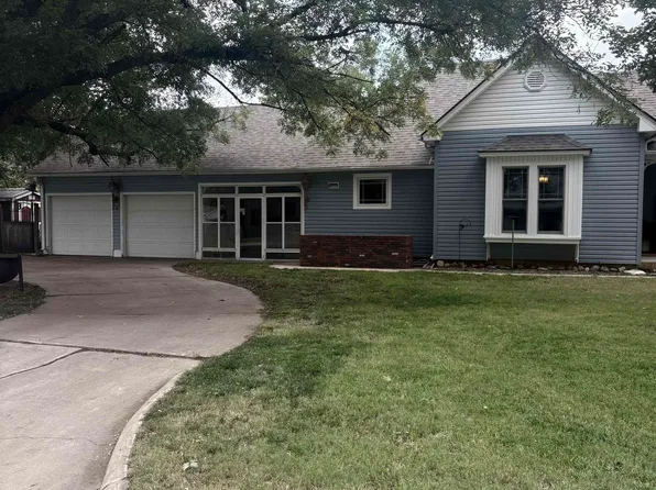 553 W 1st St, Hoisington, KS 67544