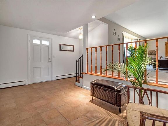 5th image of 157 Old Farm Cir
