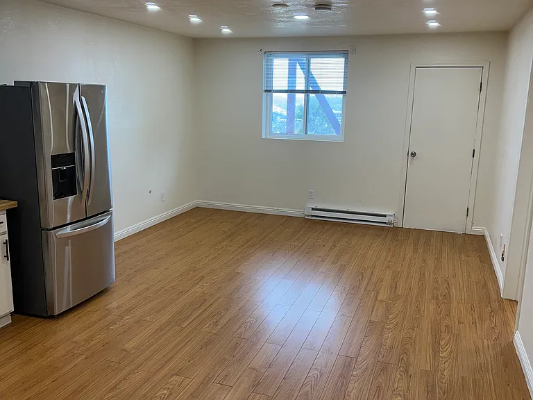 Kitchen and Living room 21.10 x 13'03