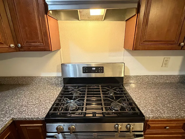 75 Crapo St New Bedford Spacious 3 Bedroom / 1 Bath New Appliances, Near the Beach! — Photo 1