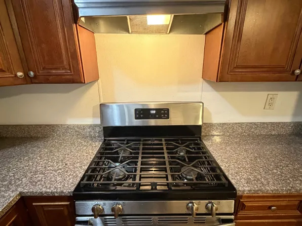 75 Crapo St New Bedford Spacious 3 Bedroom / 1 Bath New Appliances, Near the Beach!, 75 Crapo St #830a18666, New Bedford, MA 02740