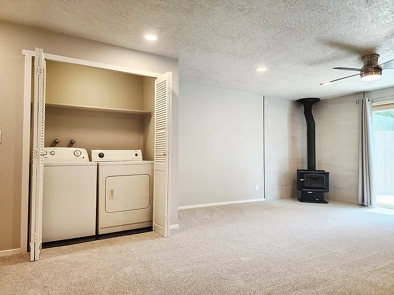 1411 E Hays St — Photo 6
