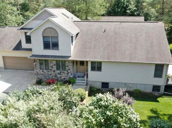 10085 Holly Ln, Stanwood, MI 49346