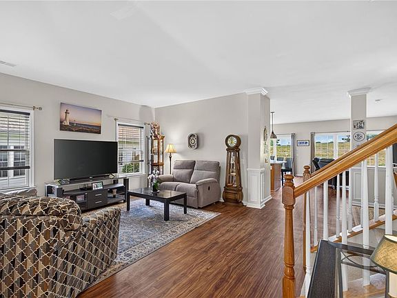 5th image of 162 Glenmoor Cir N