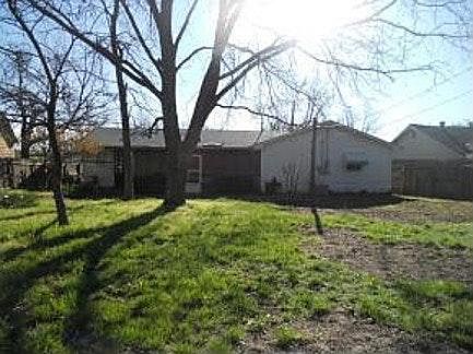 Back yard, screened in back patio