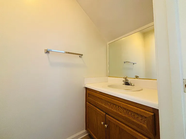765 E Main St — Photo 9