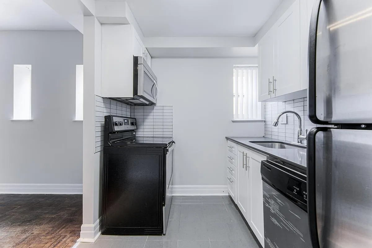 77 Wellesley Street East — Photo 1