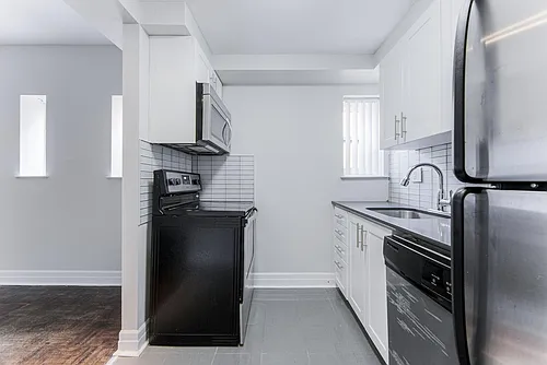 77 Wellesley St E Photo 1