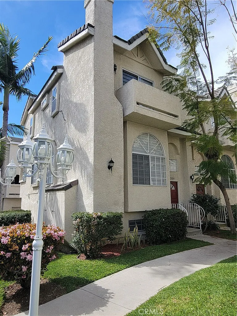 3 bed, 1254 sqft, $3,200 — Photo 2