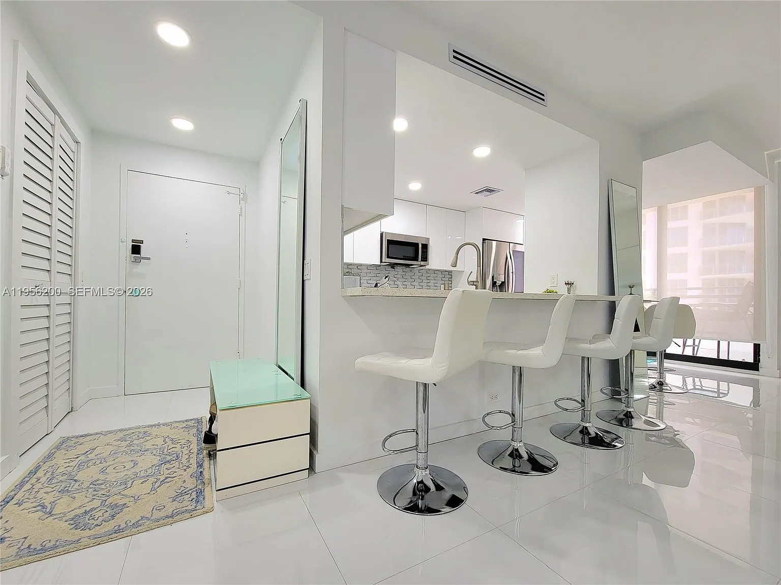 Alexander Towers Condo — Photo 3