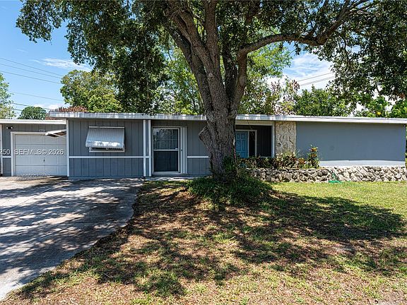 2nd image of 982 SW Airoso Blvd