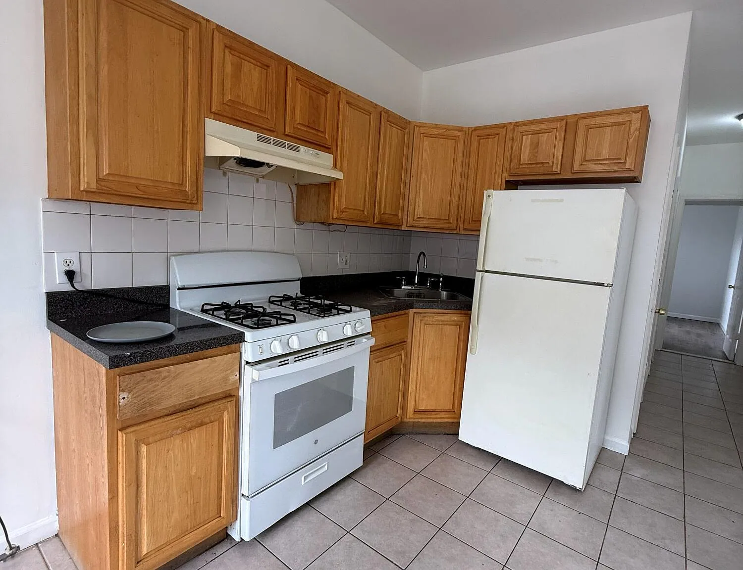 3 bed, 1.0 bath, 3225 sqft, $3,464 — Photo 2
