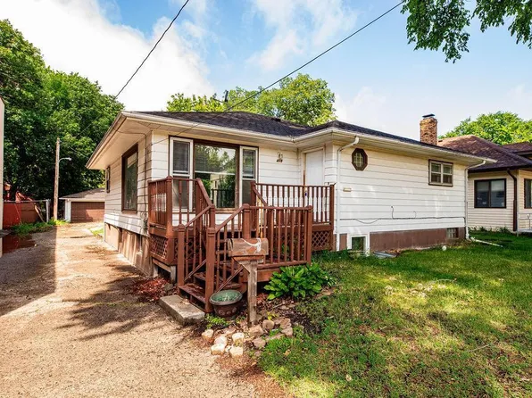 415 10th St S, Moorhead, MN 56560