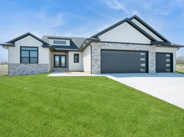 3081 Arbury Ct, Robins, IA 52328
