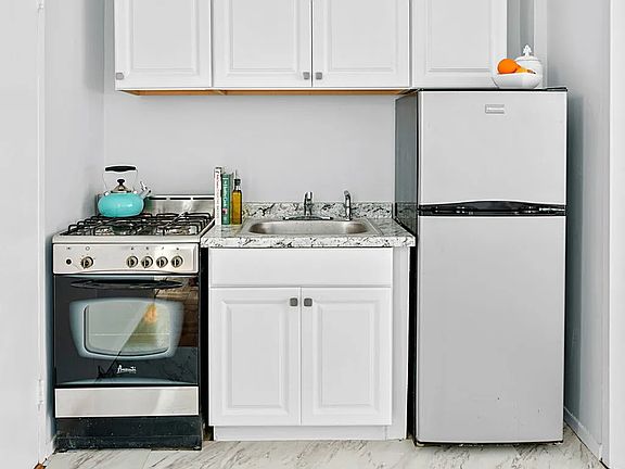 5th image of 900 W 190th St APT 6S