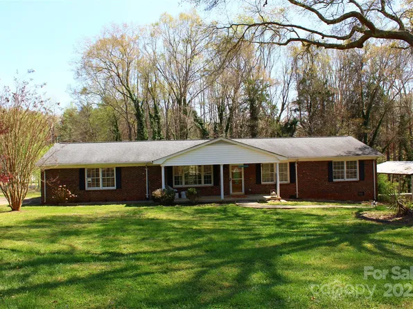 3168 Woodland Hills Dr, Clover, SC 29710