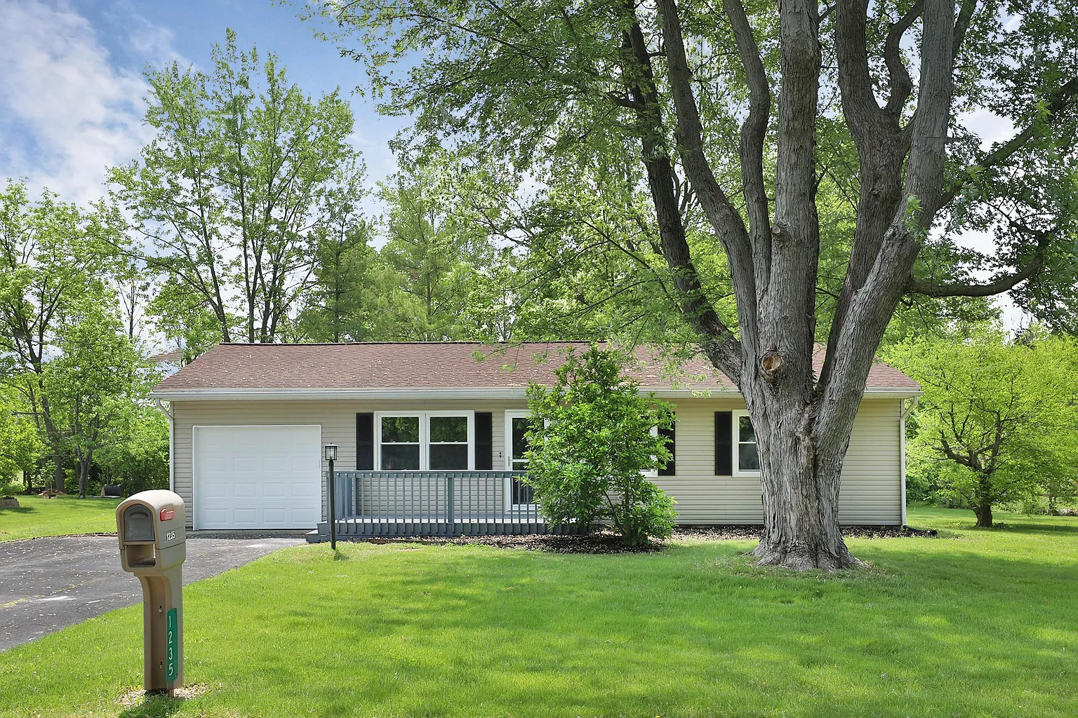 1235 Holverstott Dr photo 1