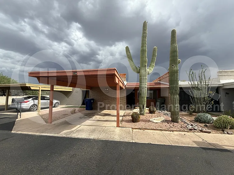 3930 N Stone Ave — Photo 1