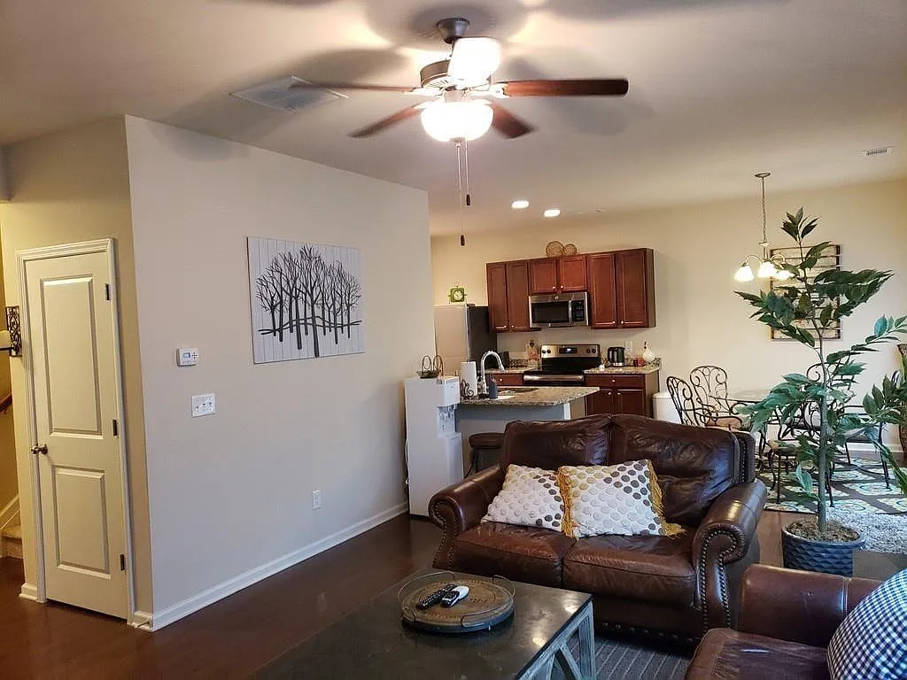 4 bed, 2.5 bath, 2150 sqft, $2,300 — Photo 2