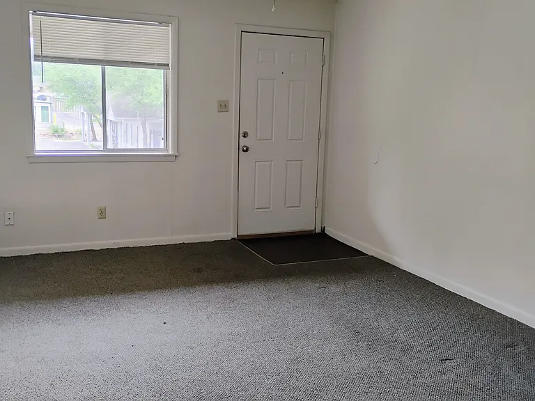 112 Latona Ln — Photo 3