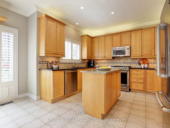 5th image of 1537 Pinery Cres