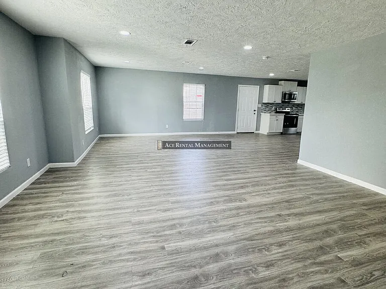 1 E Lutcher Ave #A — Photo 13