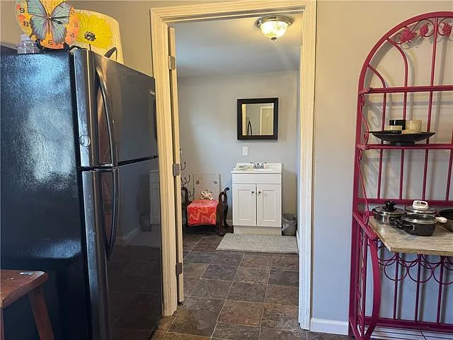 521 Victory Dr — Photo 5