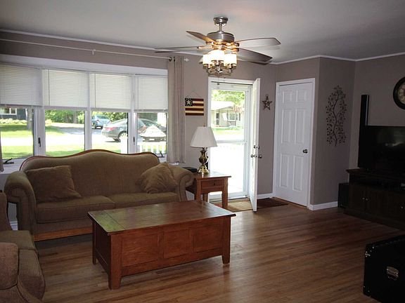 4th image of 8 Cedar Dr