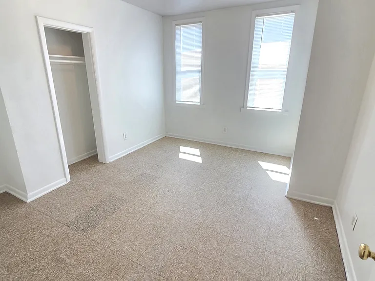 1310 N Montford Ave — Photo 4