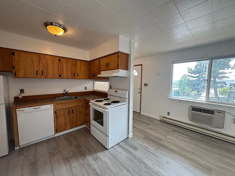 Town House Manor — Photo 8