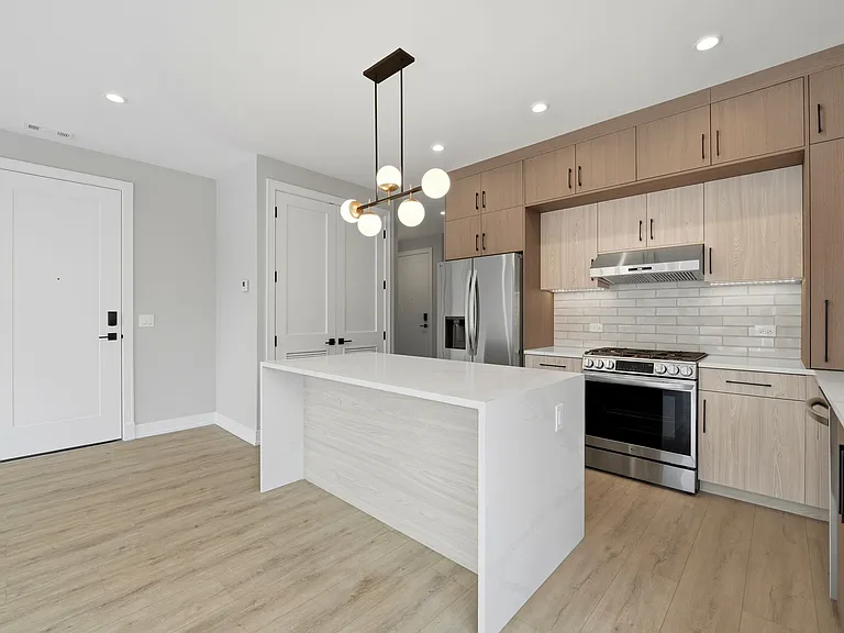 2355 W Flournoy St #102 — Photo 2