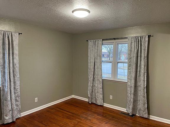 5th image of 219 S 13th Pl