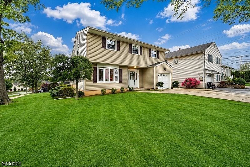 1st image of 32 Crestwood Ave