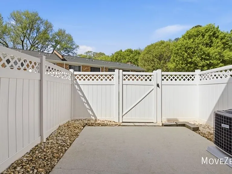 1336 Green Oaks Ln #E — Photo 36