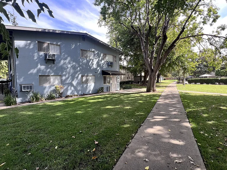 Gold Crossing Apartments — Photo 22