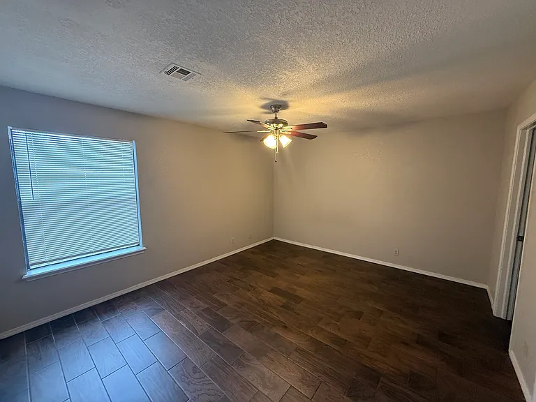 1533 E 67th Pl — Photo 17