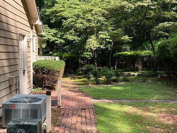 4th image of 400 Cedar Ln