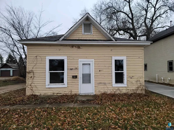 517 SE 1st St, Madison, SD 57042