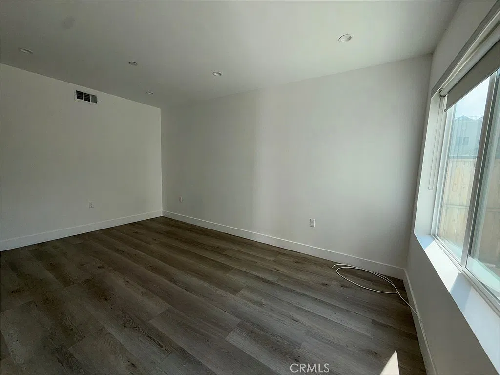 3 bed, 1300 sqft, $3,590 — Photo 4