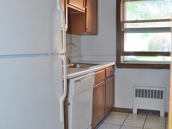 3rd image of 826 E Henry Clay St