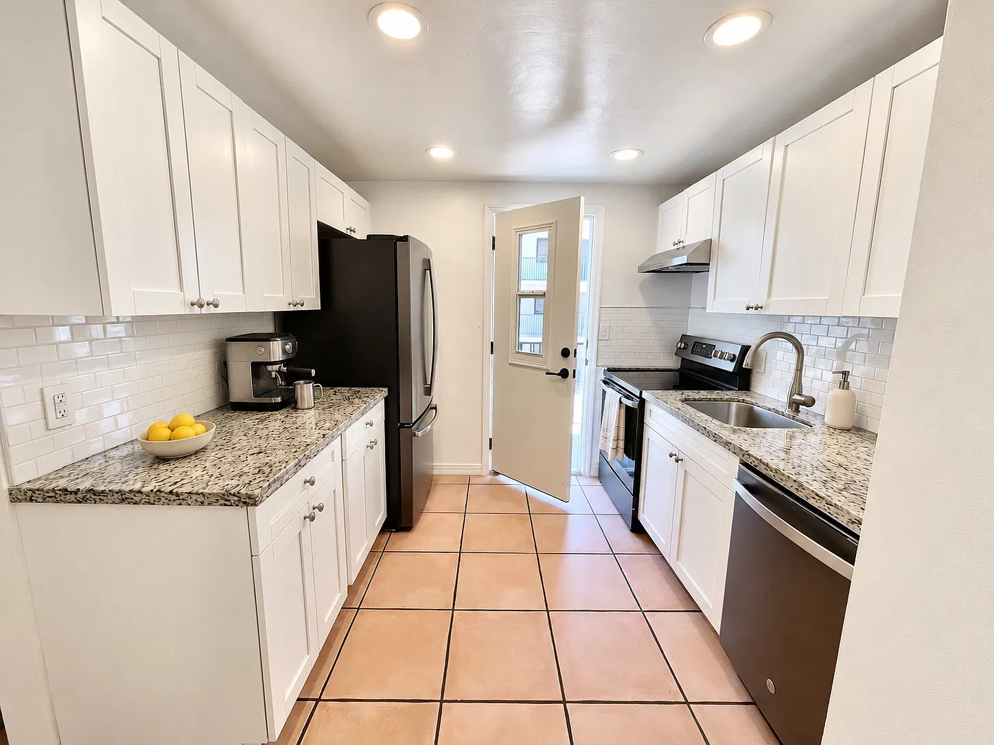 2 bed, 879 sqft, $3,399 — Photo 4